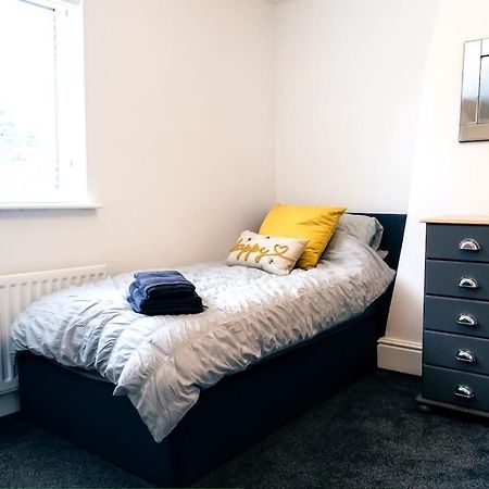 4 Bedroom - Sleep 9 Home In Cheadle Staffordshire - Alton Towers Polar Express Dimmingsdale Peak District Trentham Gardens Water World 외부 사진