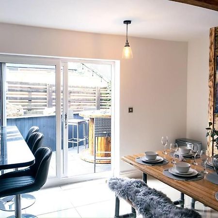 4 Bedroom - Sleep 9 Home In Cheadle Staffordshire - Alton Towers Polar Express Dimmingsdale Peak District Trentham Gardens Water World 외부 사진