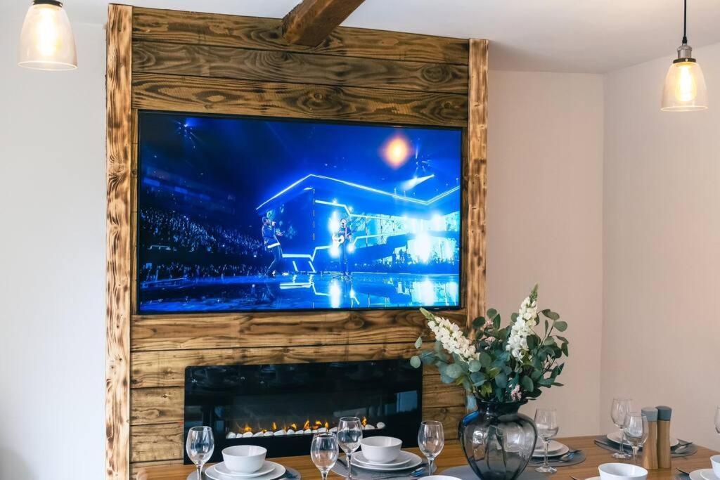 4 Bedroom - Sleep 9 Home In Cheadle Staffordshire - Alton Towers Polar Express Dimmingsdale Peak District Trentham Gardens Water World 외부 사진