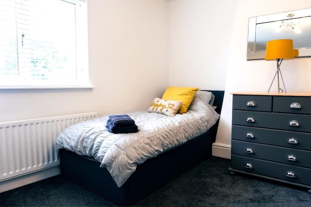 4 Bedroom - Sleep 9 Home In Cheadle Staffordshire - Alton Towers Polar Express Dimmingsdale Peak District Trentham Gardens Water World 외부 사진