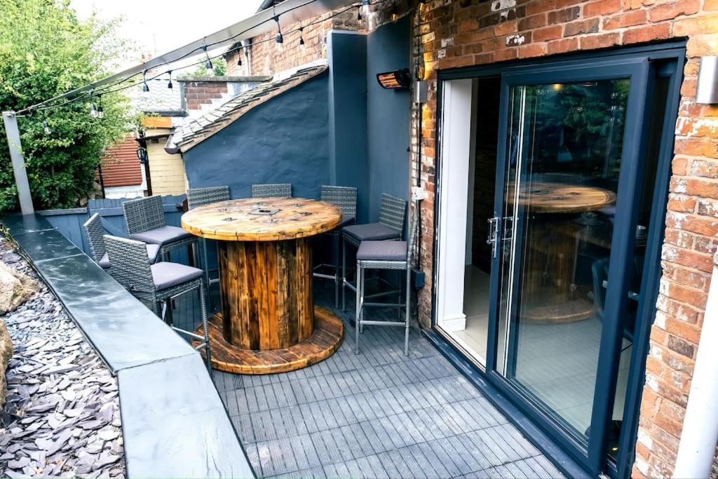 4 Bedroom - Sleep 9 Home In Cheadle Staffordshire - Alton Towers Polar Express Dimmingsdale Peak District Trentham Gardens Water World 외부 사진