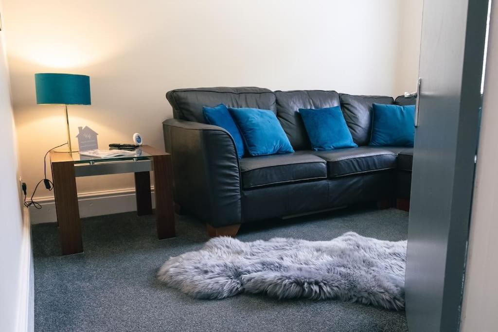 4 Bedroom - Sleep 9 Home In Cheadle Staffordshire - Alton Towers Polar Express Dimmingsdale Peak District Trentham Gardens Water World 외부 사진