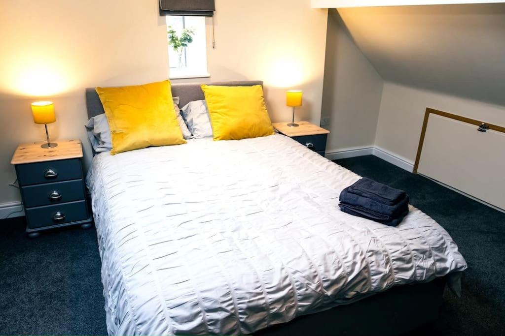 4 Bedroom - Sleep 9 Home In Cheadle Staffordshire - Alton Towers Polar Express Dimmingsdale Peak District Trentham Gardens Water World 외부 사진
