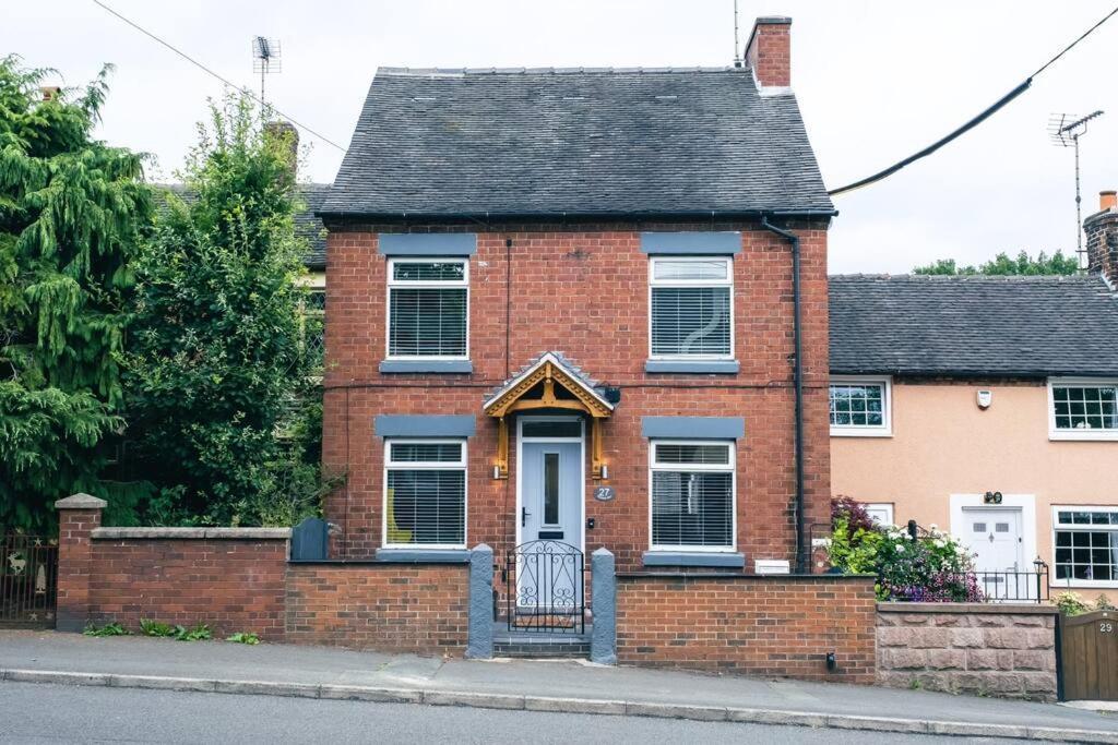 4 Bedroom - Sleep 9 Home In Cheadle Staffordshire - Alton Towers Polar Express Dimmingsdale Peak District Trentham Gardens Water World 외부 사진