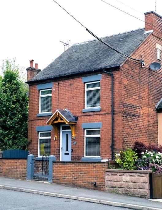 4 Bedroom - Sleep 9 Home In Cheadle Staffordshire - Alton Towers Polar Express Dimmingsdale Peak District Trentham Gardens Water World 외부 사진