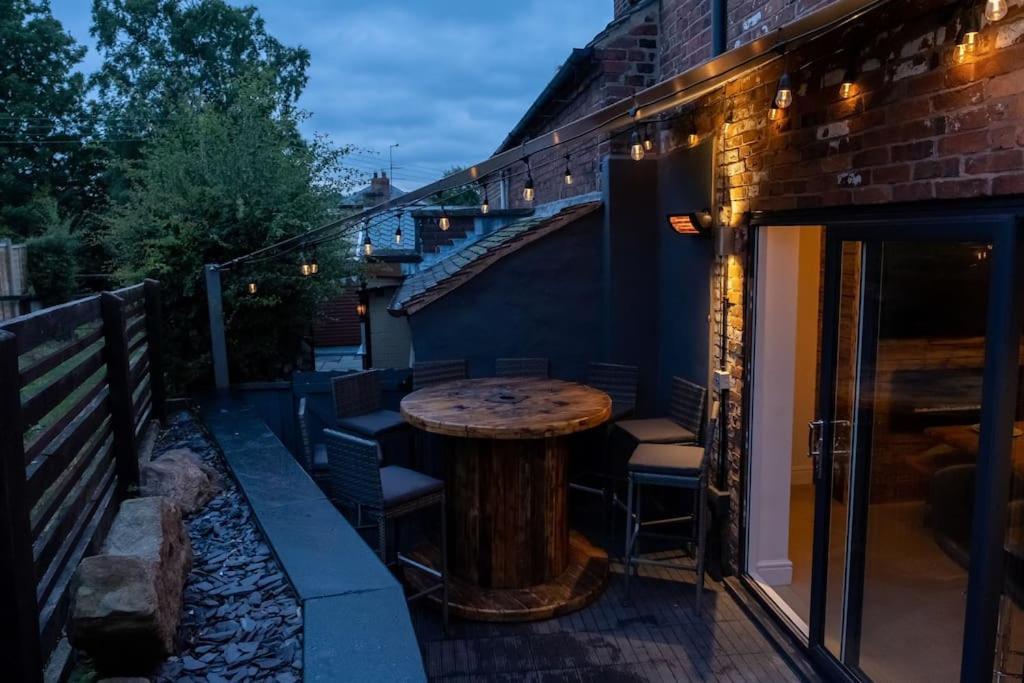 4 Bedroom - Sleep 9 Home In Cheadle Staffordshire - Alton Towers Polar Express Dimmingsdale Peak District Trentham Gardens Water World 외부 사진