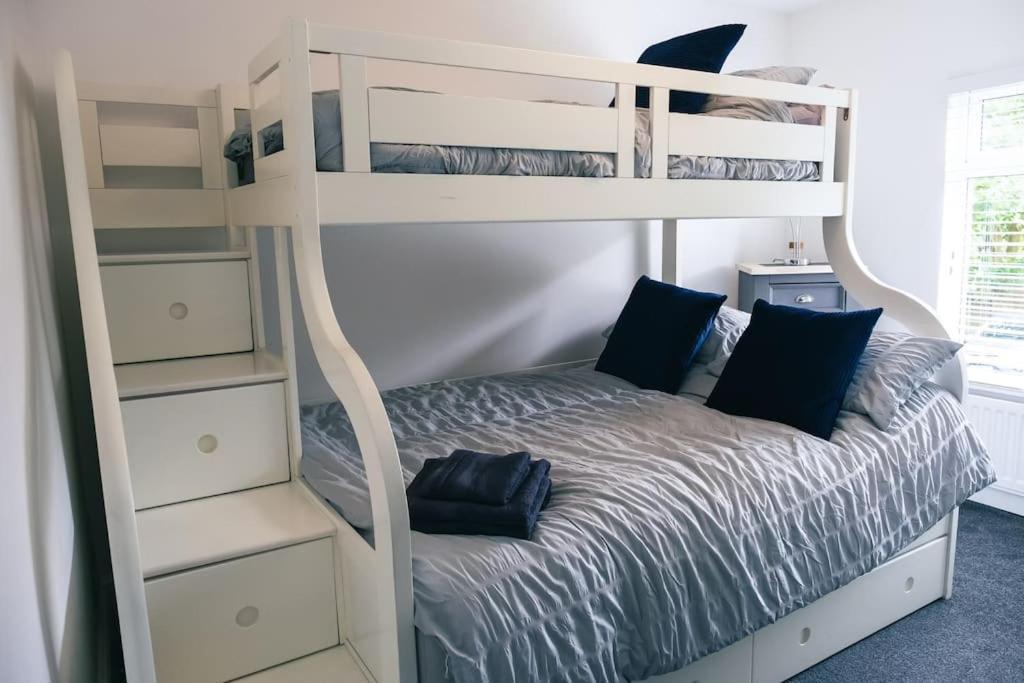 4 Bedroom - Sleep 9 Home In Cheadle Staffordshire - Alton Towers Polar Express Dimmingsdale Peak District Trentham Gardens Water World 외부 사진