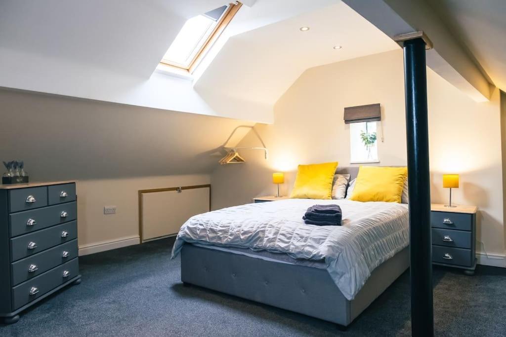 4 Bedroom - Sleep 9 Home In Cheadle Staffordshire - Alton Towers Polar Express Dimmingsdale Peak District Trentham Gardens Water World 외부 사진