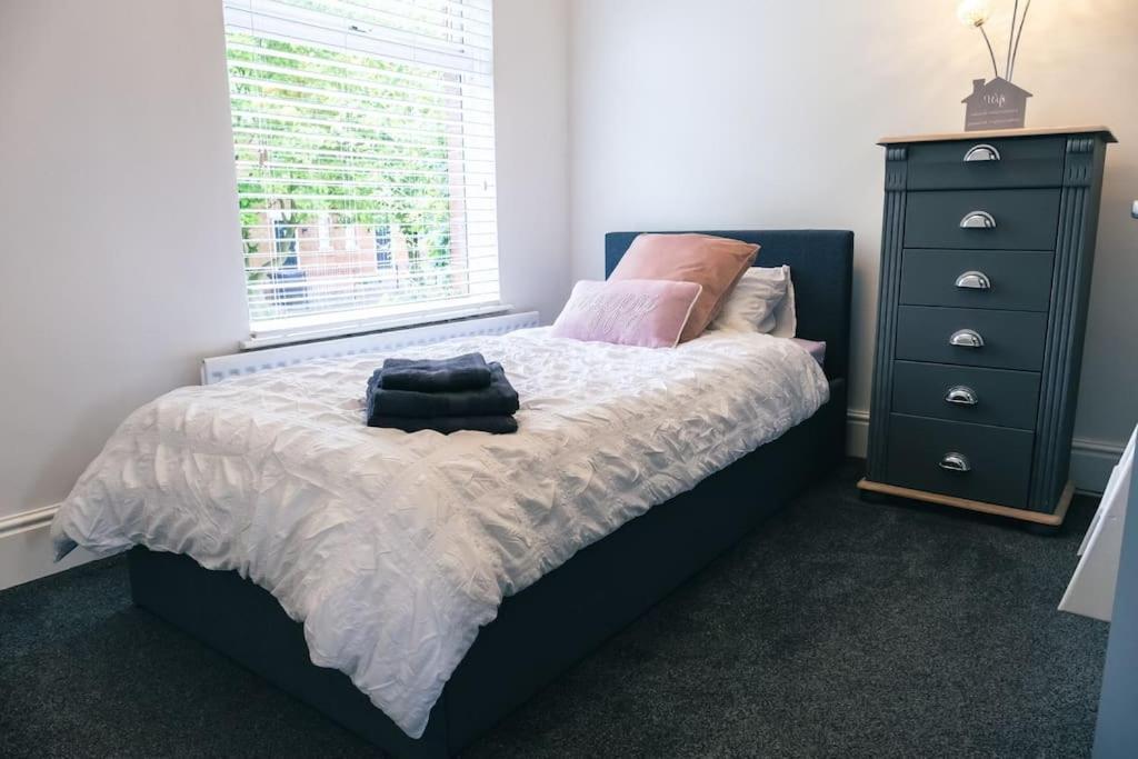 4 Bedroom - Sleep 9 Home In Cheadle Staffordshire - Alton Towers Polar Express Dimmingsdale Peak District Trentham Gardens Water World 외부 사진
