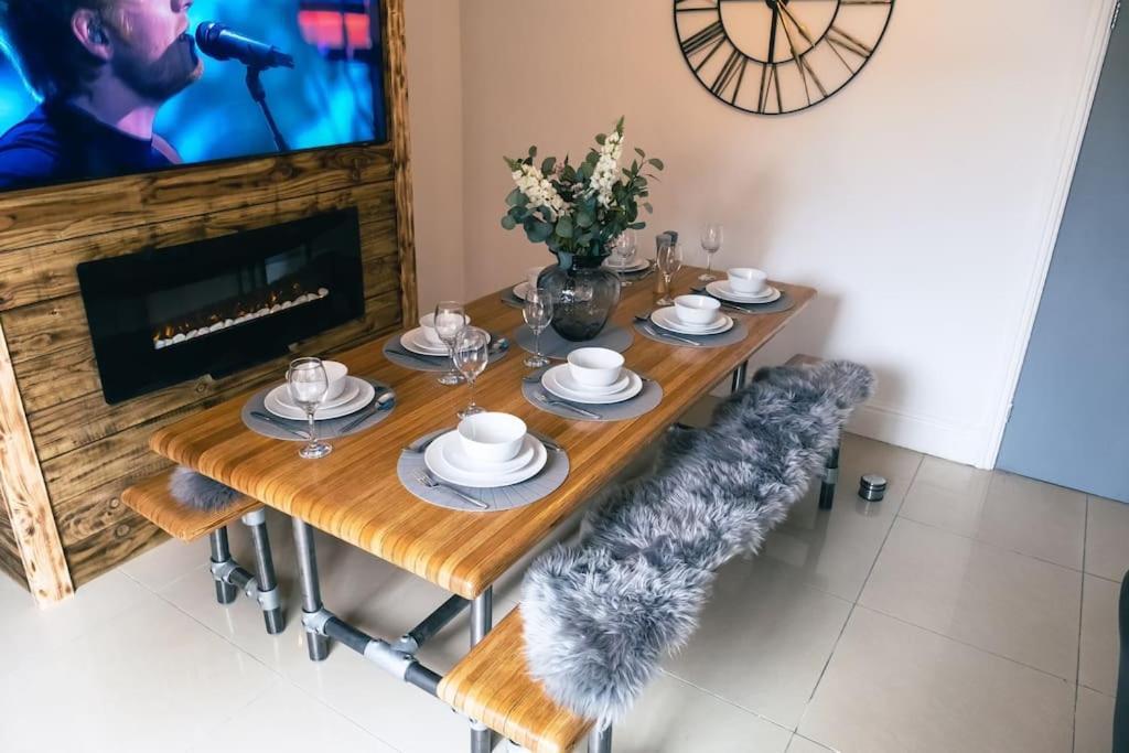 4 Bedroom - Sleep 9 Home In Cheadle Staffordshire - Alton Towers Polar Express Dimmingsdale Peak District Trentham Gardens Water World 외부 사진