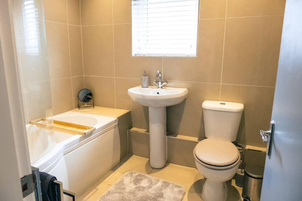 4 Bedroom - Sleep 9 Home In Cheadle Staffordshire - Alton Towers Polar Express Dimmingsdale Peak District Trentham Gardens Water World 외부 사진
