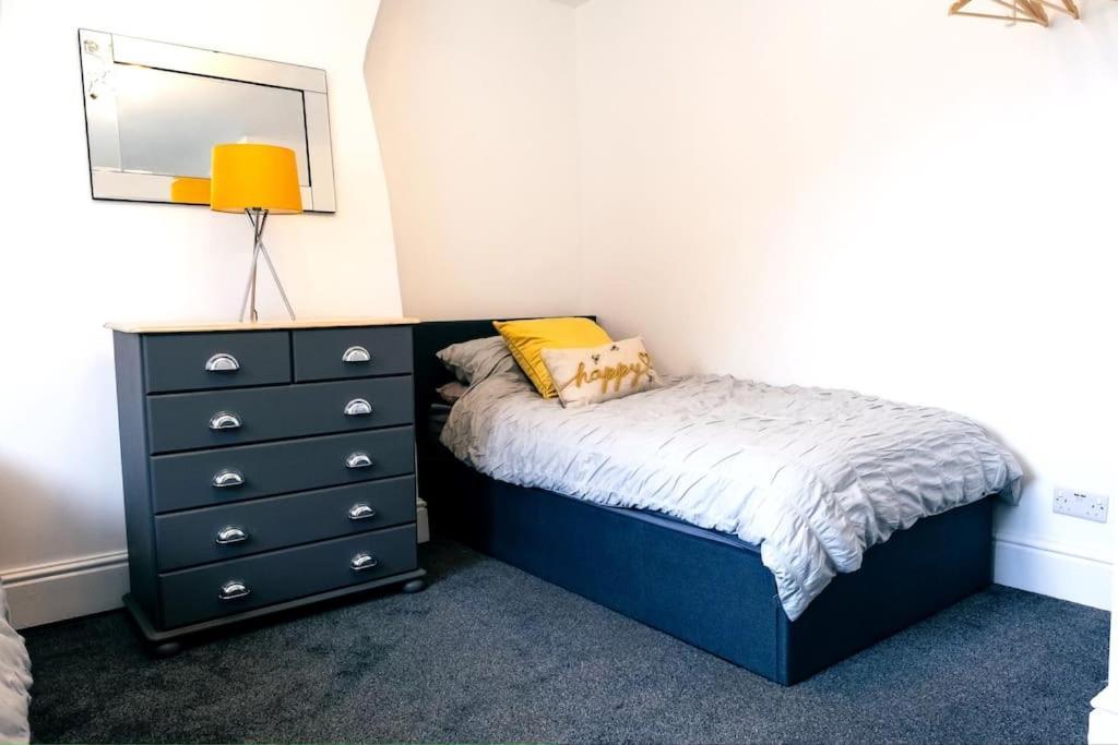 4 Bedroom - Sleep 9 Home In Cheadle Staffordshire - Alton Towers Polar Express Dimmingsdale Peak District Trentham Gardens Water World 외부 사진