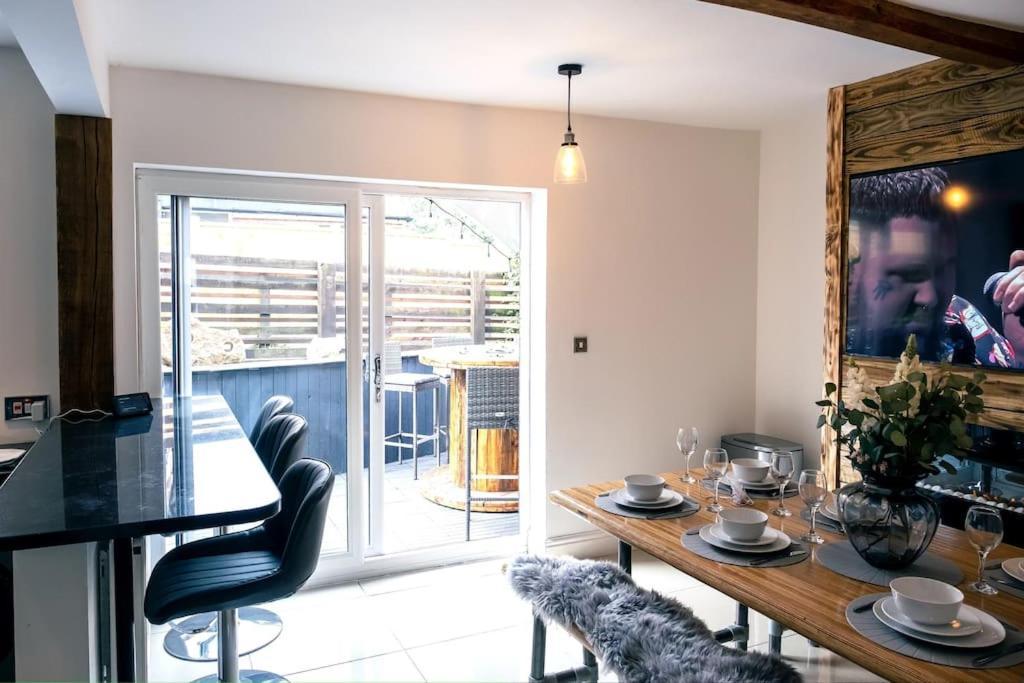 4 Bedroom - Sleep 9 Home In Cheadle Staffordshire - Alton Towers Polar Express Dimmingsdale Peak District Trentham Gardens Water World 외부 사진