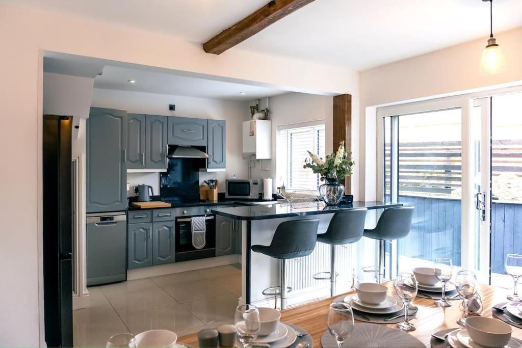 4 Bedroom - Sleep 9 Home In Cheadle Staffordshire - Alton Towers Polar Express Dimmingsdale Peak District Trentham Gardens Water World 외부 사진