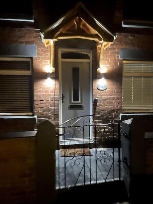 4 Bedroom - Sleep 9 Home In Cheadle Staffordshire - Alton Towers Polar Express Dimmingsdale Peak District Trentham Gardens Water World 외부 사진