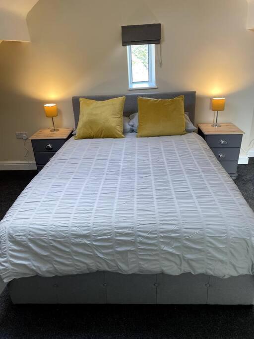 4 Bedroom - Sleep 9 Home In Cheadle Staffordshire - Alton Towers Polar Express Dimmingsdale Peak District Trentham Gardens Water World 외부 사진