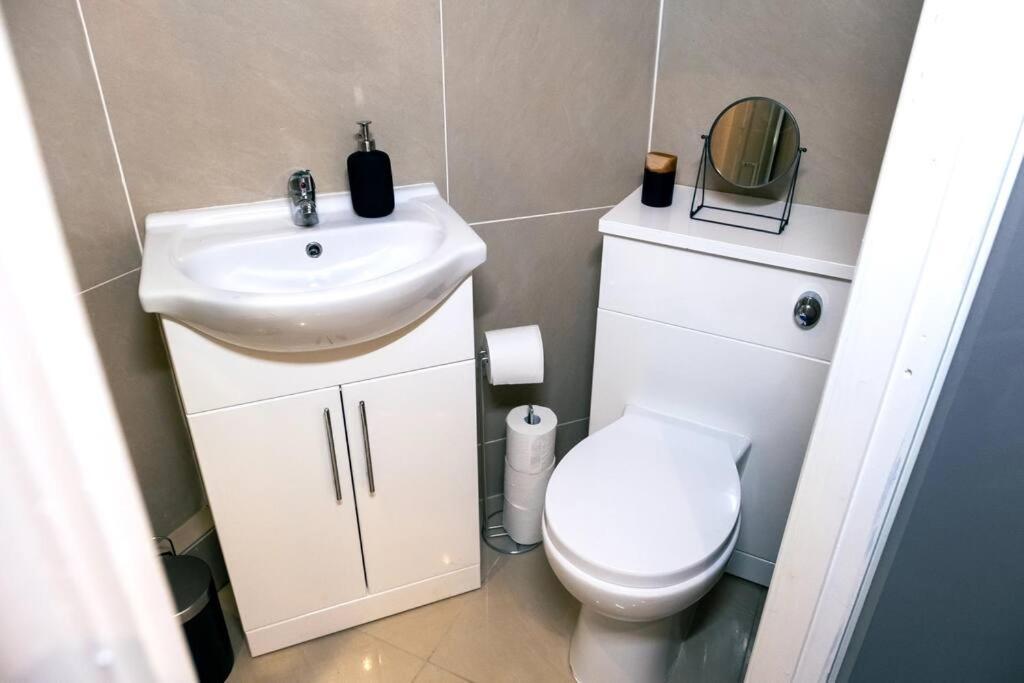 4 Bedroom - Sleep 9 Home In Cheadle Staffordshire - Alton Towers Polar Express Dimmingsdale Peak District Trentham Gardens Water World 외부 사진